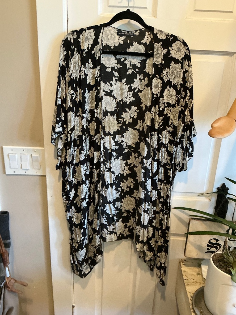 Brandy Melville lightweight wrap kimono in beautiful floral pattern! OSFM!